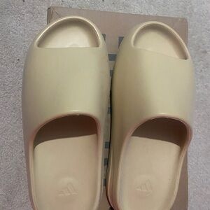 Adidas Yeezy slides